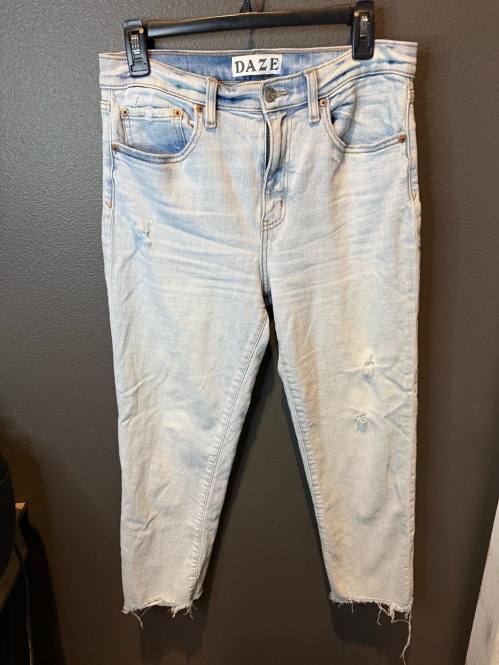 DAZE Women's Light Wash Cropped Ankle Jeans